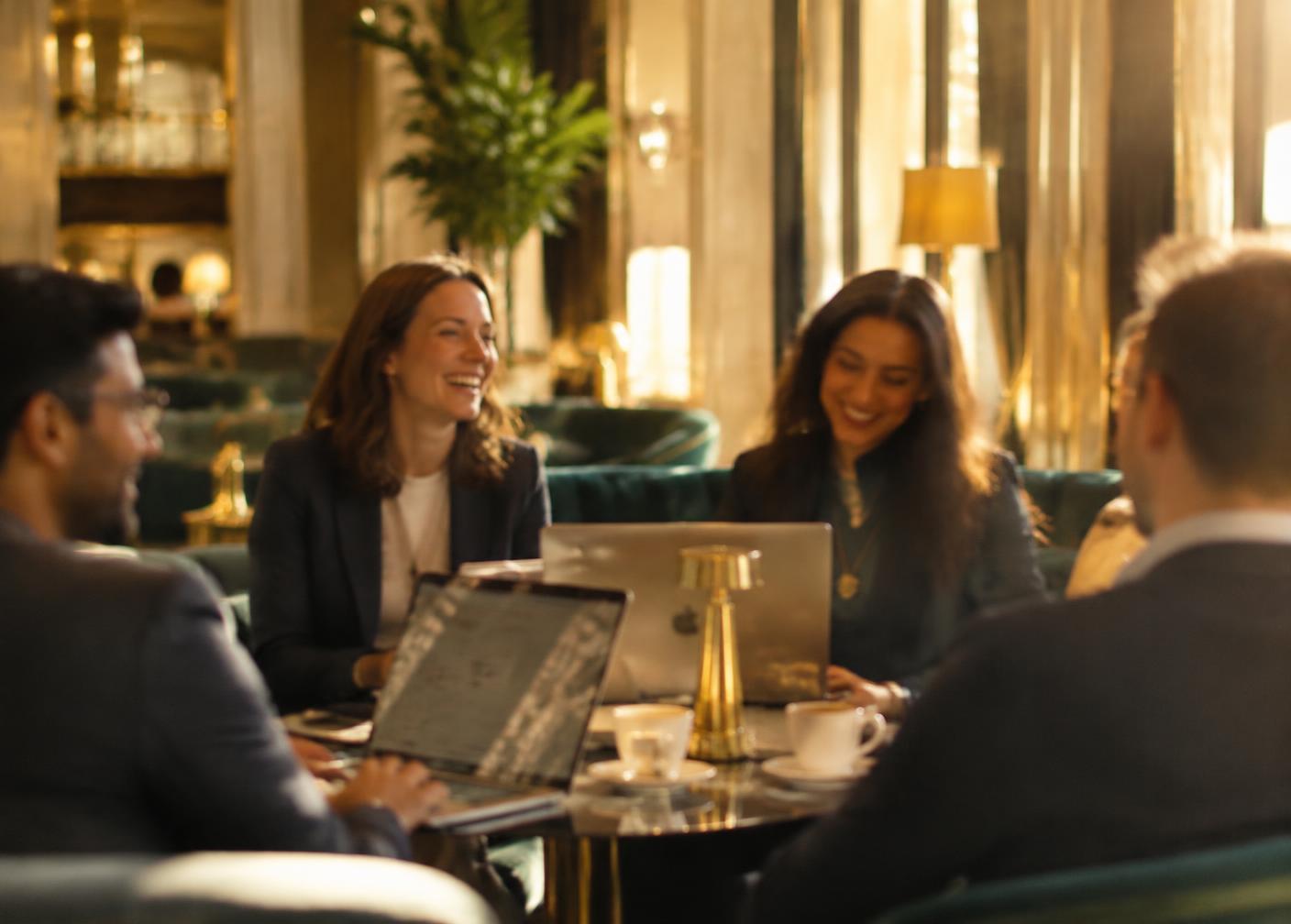 Petit groupe qui apprend l'IA autour d'une table de café
